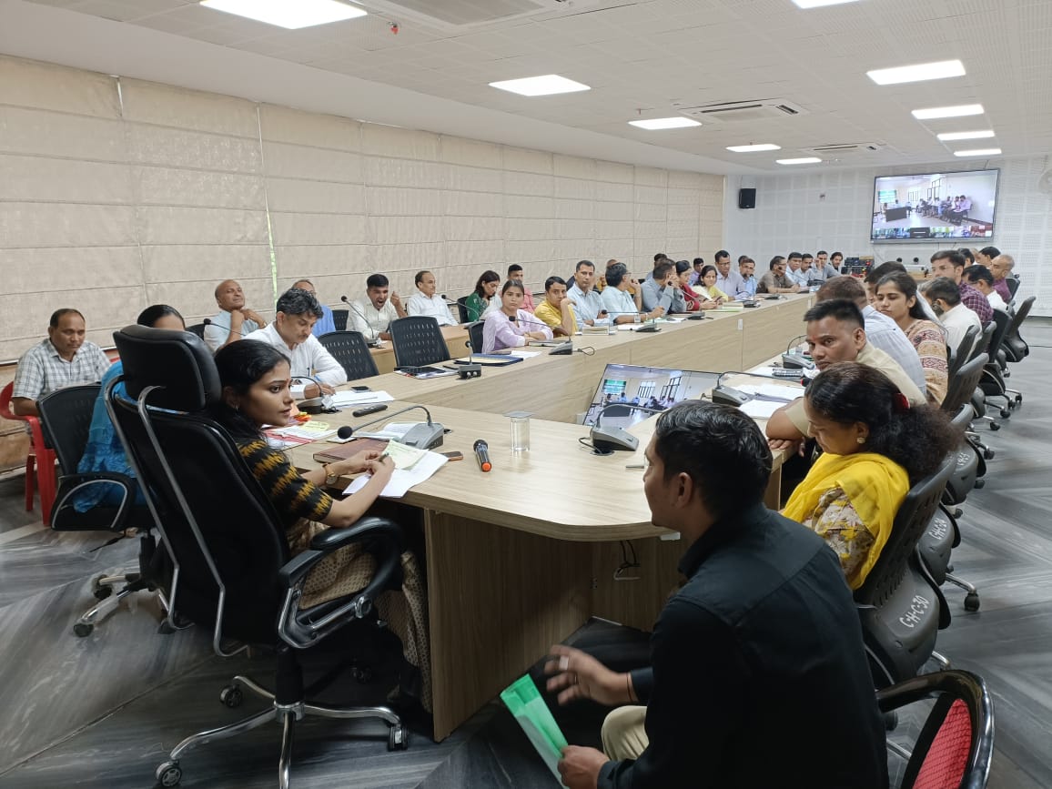 अलवर कलेक्टर की पहली जनसुनवाई में उमड़ी भीड़