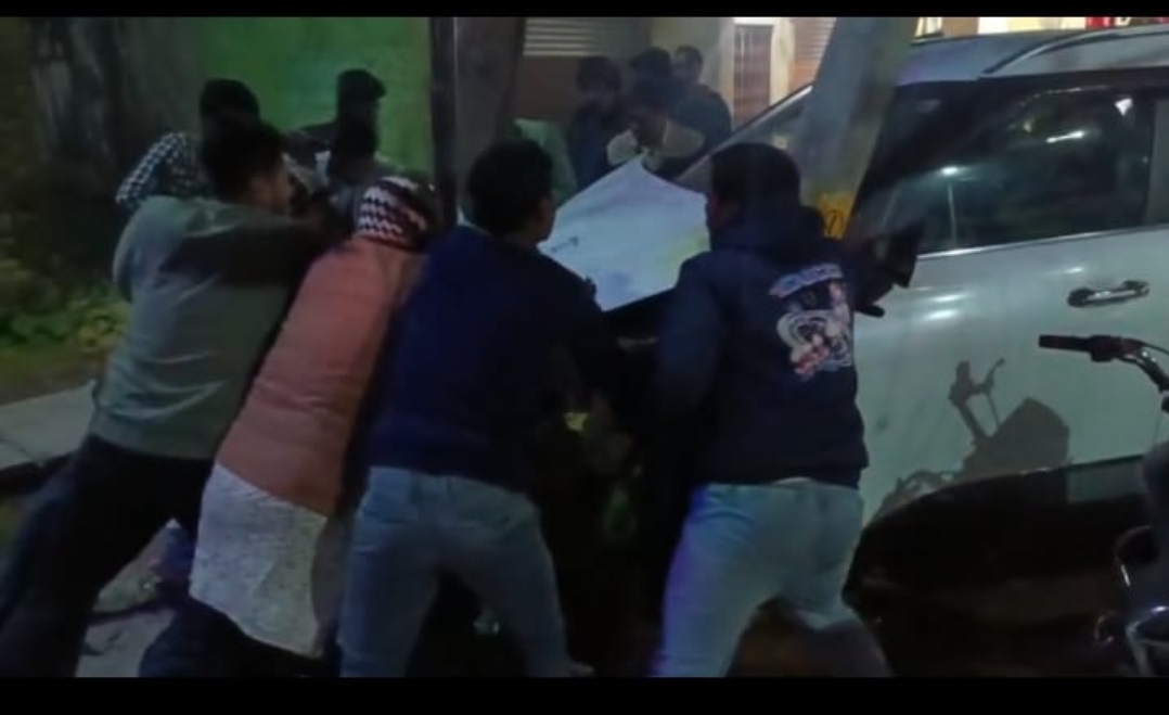 तेज रफ्तार अनियंत्रित कार ने ठेली संचालकों को मारी टक्कर, आधा दर्जन लोग घायल—पेड़ से टकराकर रुकी कार
