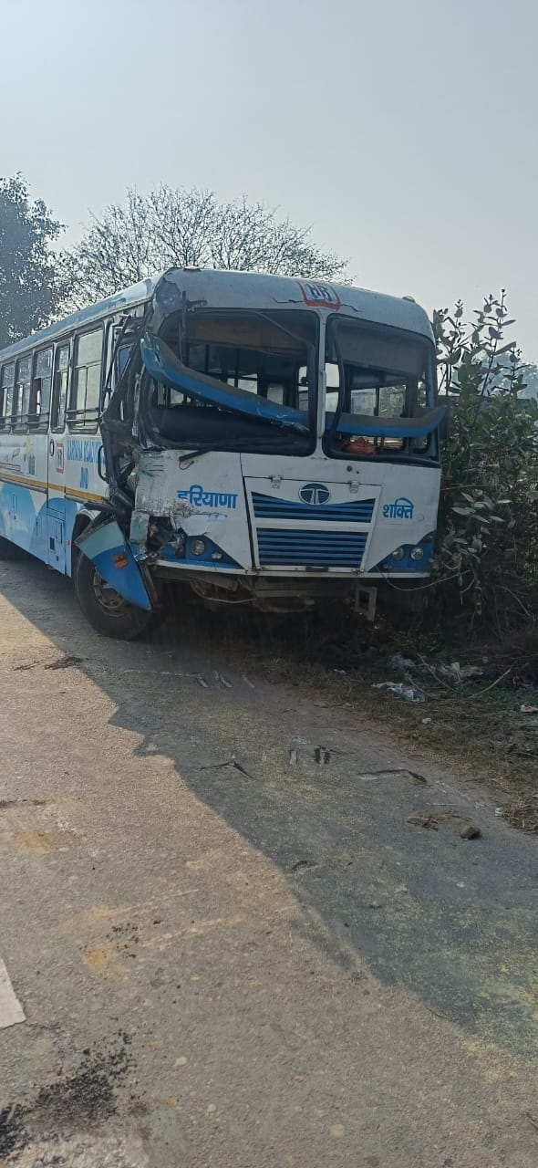 जींद : रोडवेज बस व ट्रैक्टर में हुई टक्कर, चालक सहित आधा दर्जन घायल