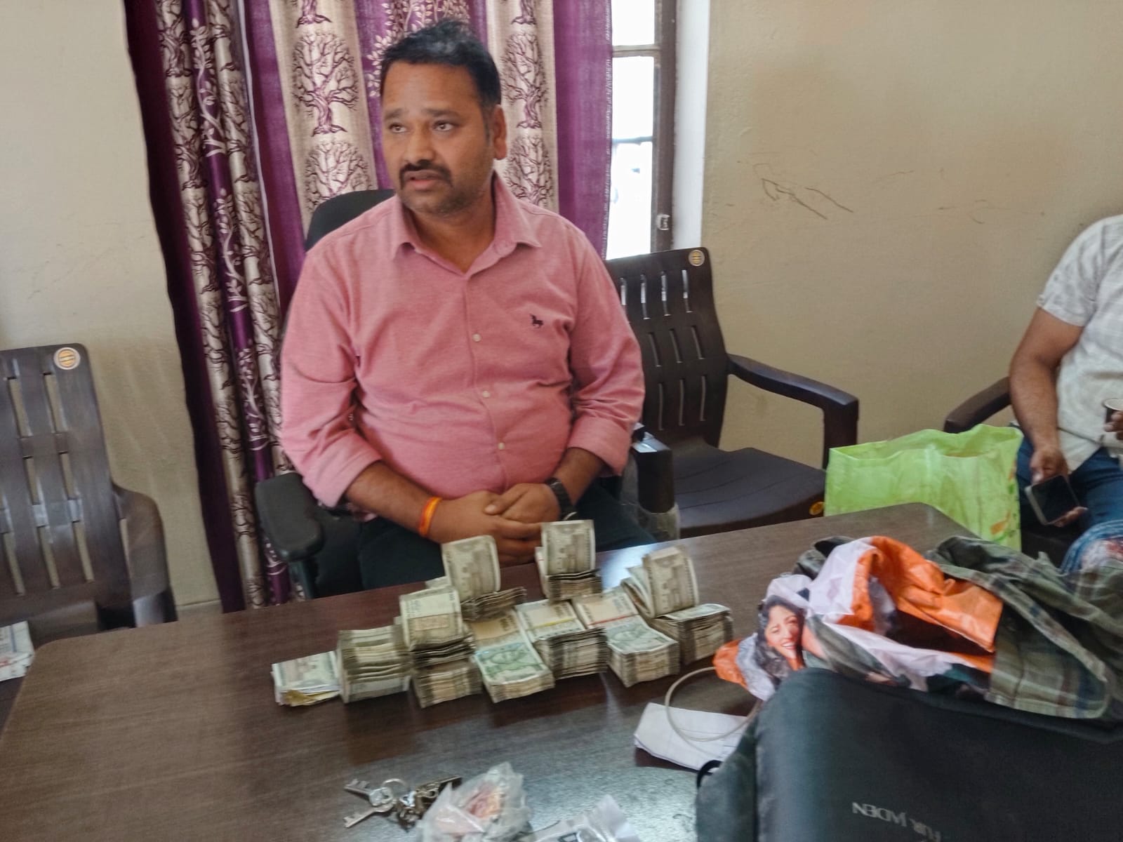 अंता नगर पालिका के सहायक अभियंता के पास 3.70 लाख की संदिग्ध नकदी जब्त