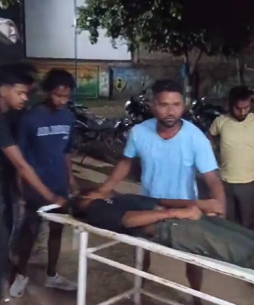 Morning walk - 6 children - crushed by pickup  जांजगीर: मॉर्निंग वॉक पर निकले 6 बच्चों को पिकअप ने रौंदा, 2 की हालत नाजुक  कोरबा/जांजगीर-चांपा, 7 अक्टूबर (हि.स.)।जांजगीर-चांपा जिले में आज सोमवार को बड़ा हादसा हुआ।मॉर्निंग वॉक पर निकले 6 बच्चों को पिकअप ने टक्कर मार दी। जिसमें सभी बच्चे गंभीर रूप से घायल हो गए। दो बच्चों की हालत नाजुक बताई जा रही है।  हादसे के बाद पूरे इलाके में हड़कंप मच गया।फौरन घायल बच्चों को पामगढ़ के सामुदायिक स्वास्थ्य केंद्र लाया गया।जहां से प्राथमिक इलाज के बाद गंभीर रूप से घायल बच्चों को बिलासपुर रेफर कर दिया गया है।घायलों मे प्रधान सुंदर दास उम्र 12 वर्ष, प्रभात प्रधान उम्र 14 शामिल है । जिन्हें बिलासपुर रेफर किया गया है ।वहीं संजू कुमार को कर्ष हॉस्पिटल पामगढ में भर्ती कराया गया है । बाकी 3 लोगों को मामूली चोट आई है ।  पिकअप का ड्राइवर गाड़ी को छोड़कर मौके से फरार हो गया। पुलिस आरोपित ड्राइवर की तलाश कर रही है और पिकअप को जब्त कर लिया गया है।  पुलिस के अनुसार घायल सभी बच्चे पामगढ़, कुटराबोर्ड इलाके के रहने वाले हैं