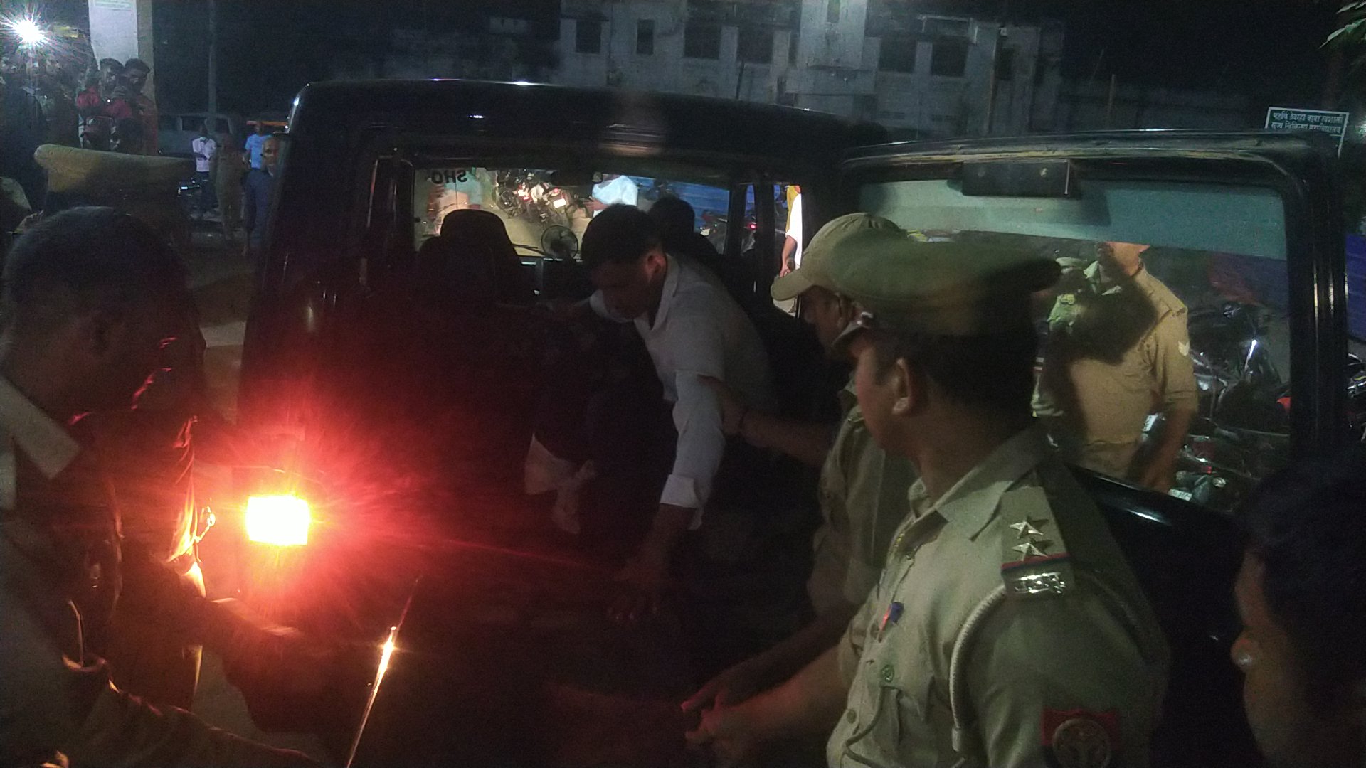 पुलिस मुठभेड़ में छेड़छाड़ आराेपिताें काे लगी गोली, घायलाें ने कहा-माफ करना गलती हो गई