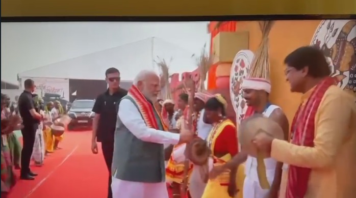 जमुई में पीएम मोदी ने थामी पूर्णिया के कलाकार पवन इक्का के हाथ से खंजरी