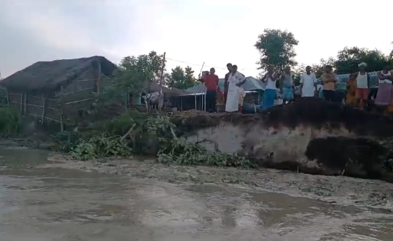 कोसी नदी के कटाव से गांव पर खतरा,डीएम से सुरक्षा की मांग