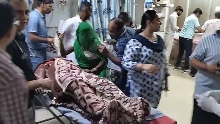 आकाशीय बिजली गिरने से आठ ग्रामीण झुलसे, बरसात आने पर खेत में तिरपाल ओढ़ कर बैठे थे