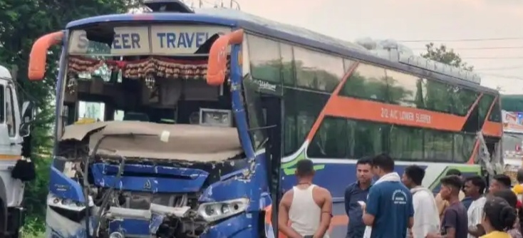 ट्रक से टकराई बस, पांच यात्री घायल