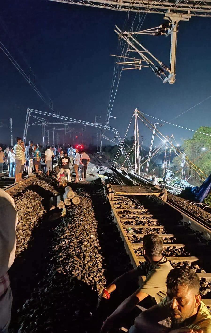 रेल लाइन के नीचे मिट्टी धंसने से न्यू फरक्का में रेल यातायात प्रभावित, कई ट्रेनें रद्द