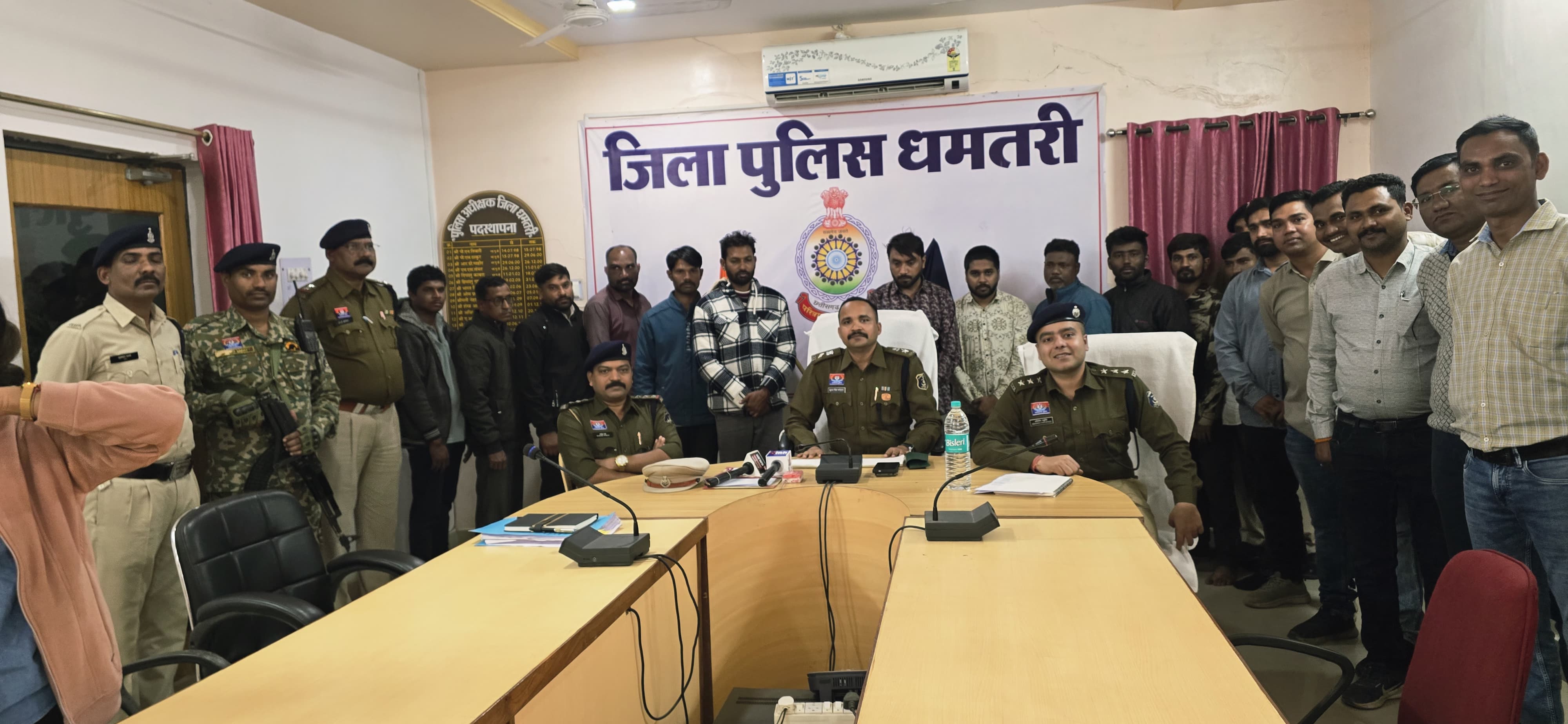 धमतरी : फर्जी इनकम टैक्स अधिकारी बनकर छापेमारी करने वाले 12 आरोपित गिरफ्तार