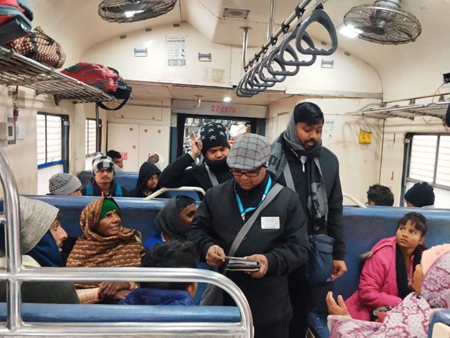 रेलवे का टूंडला-अलीगढ़ के मध्य चला विशेष टिकट जांच अभियान