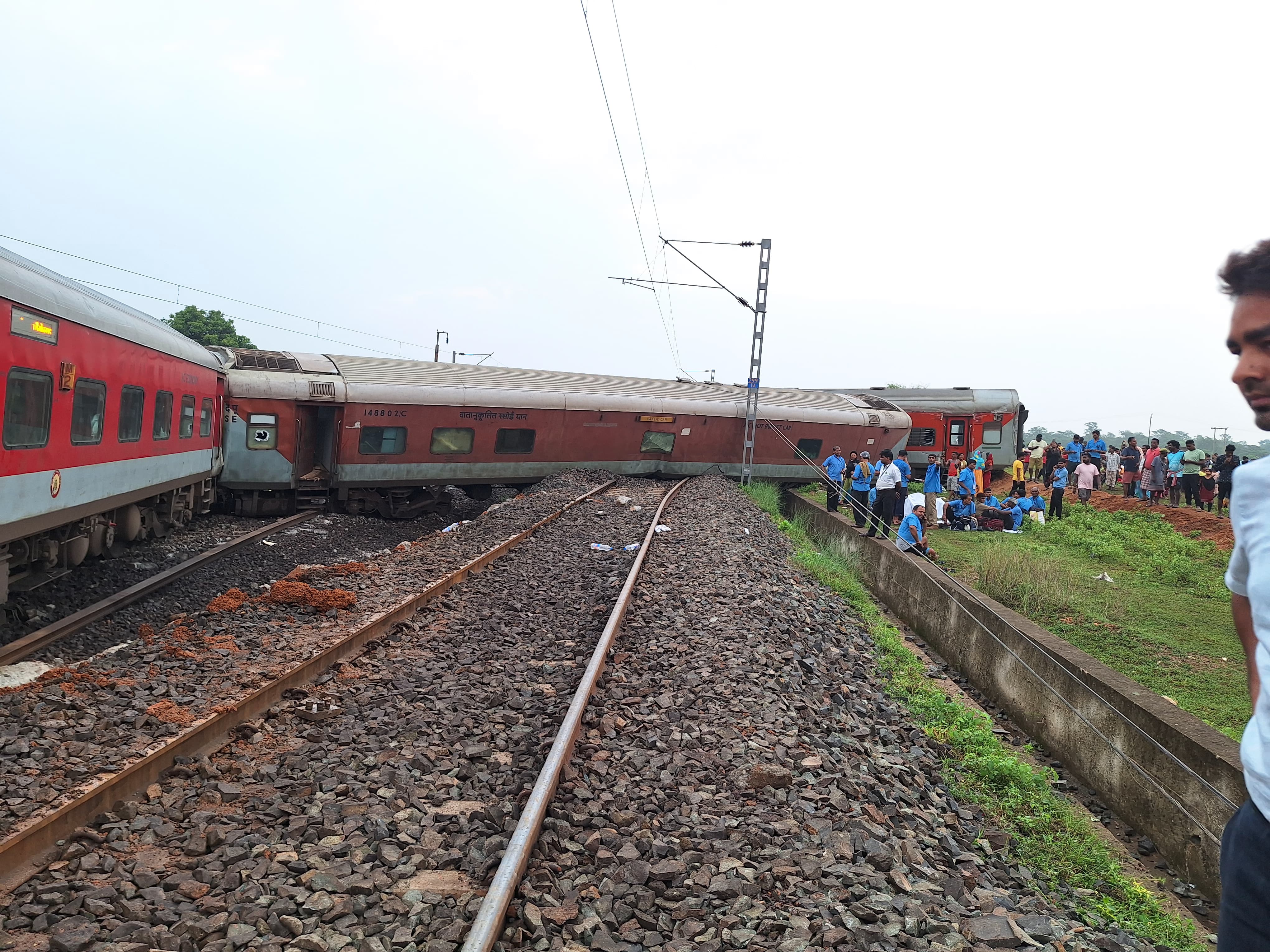 ट्रेन दुर्घटना स्थल पर रेलवे और जिला प्रशासन के अधिकारी मौजूद, राहत कार्य जारी