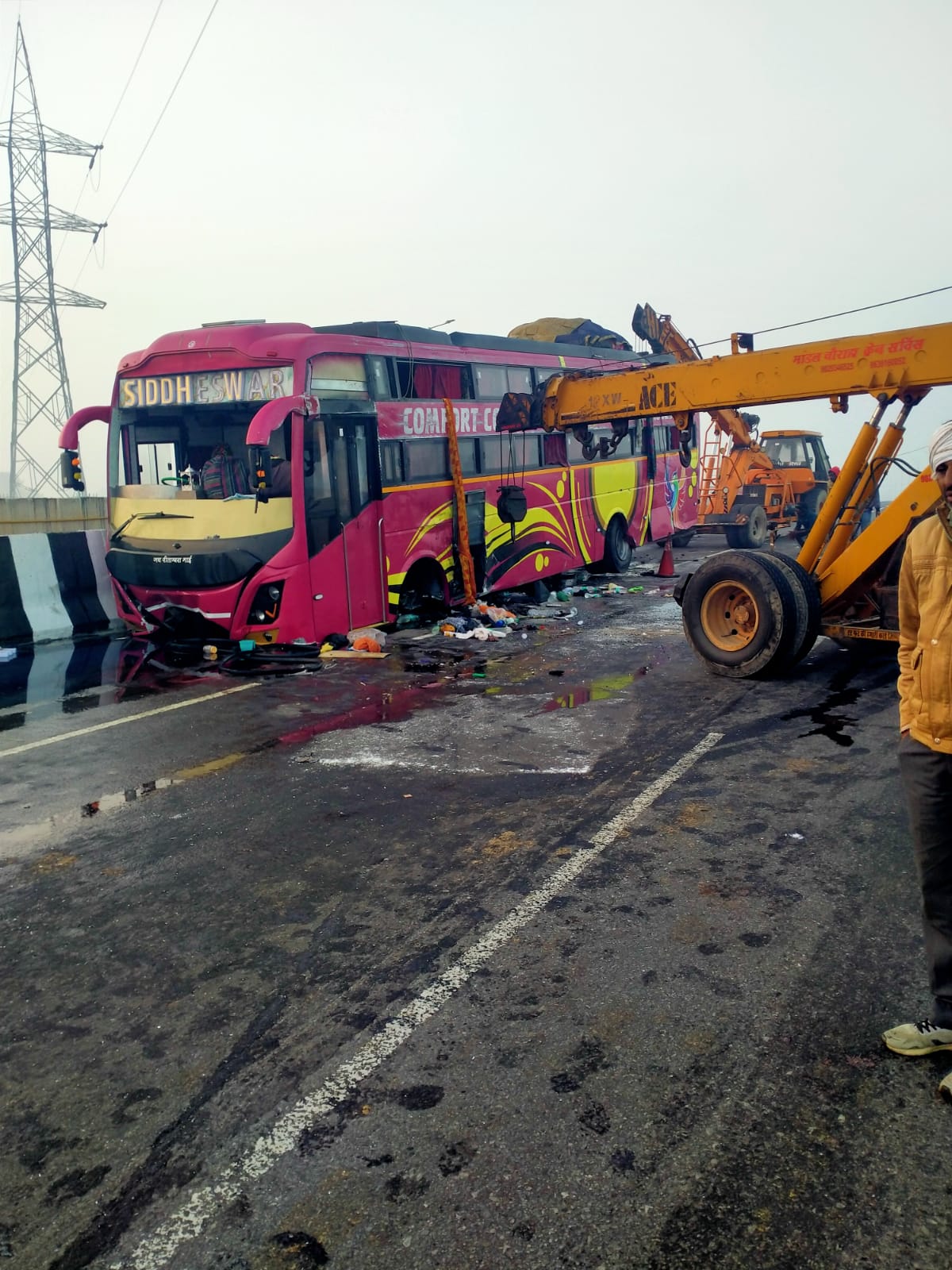 भीलवाड़ा बाईपास पर बस पलटी, 25 से अधिक लोग घायल