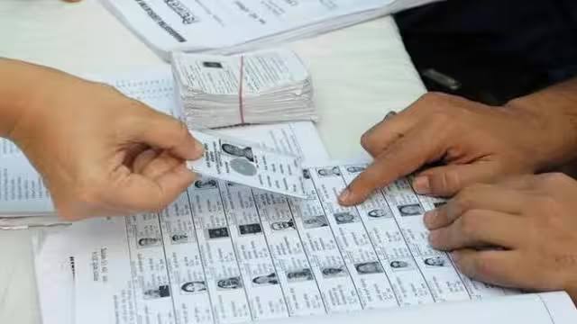 घर बैठे 85 वर्ष से अधिक के मतदाता एवं दिव्यांग करेंगे अपना मतदान