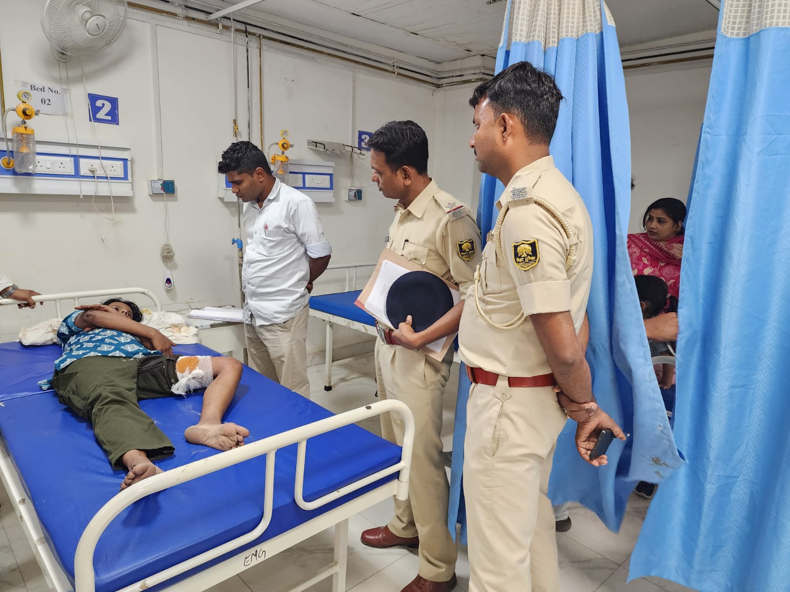 घर के बाहर बैठी युवती पर ताबड़तोड़ फायरिंग, जांघ में लगी गोली