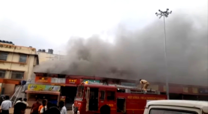 भोजन की दुकान में लगी भीषण आग, सियालदह स्टेशन के बाहर अफरा-तफरी