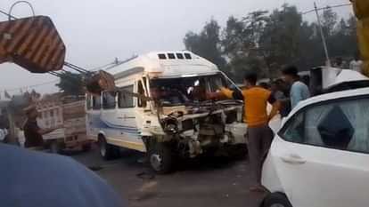 अयोध्या लखनऊ हाईवे पर सड़क दुर्घटना, तीन लोगों की मौत,15 घायल