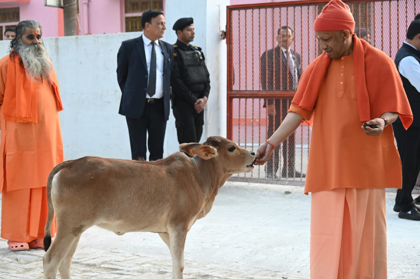 आनुष्ठानिक व्यस्तता में भी मुख्यमंत्री ने जारी रखा जनसेवा अनुष्ठान