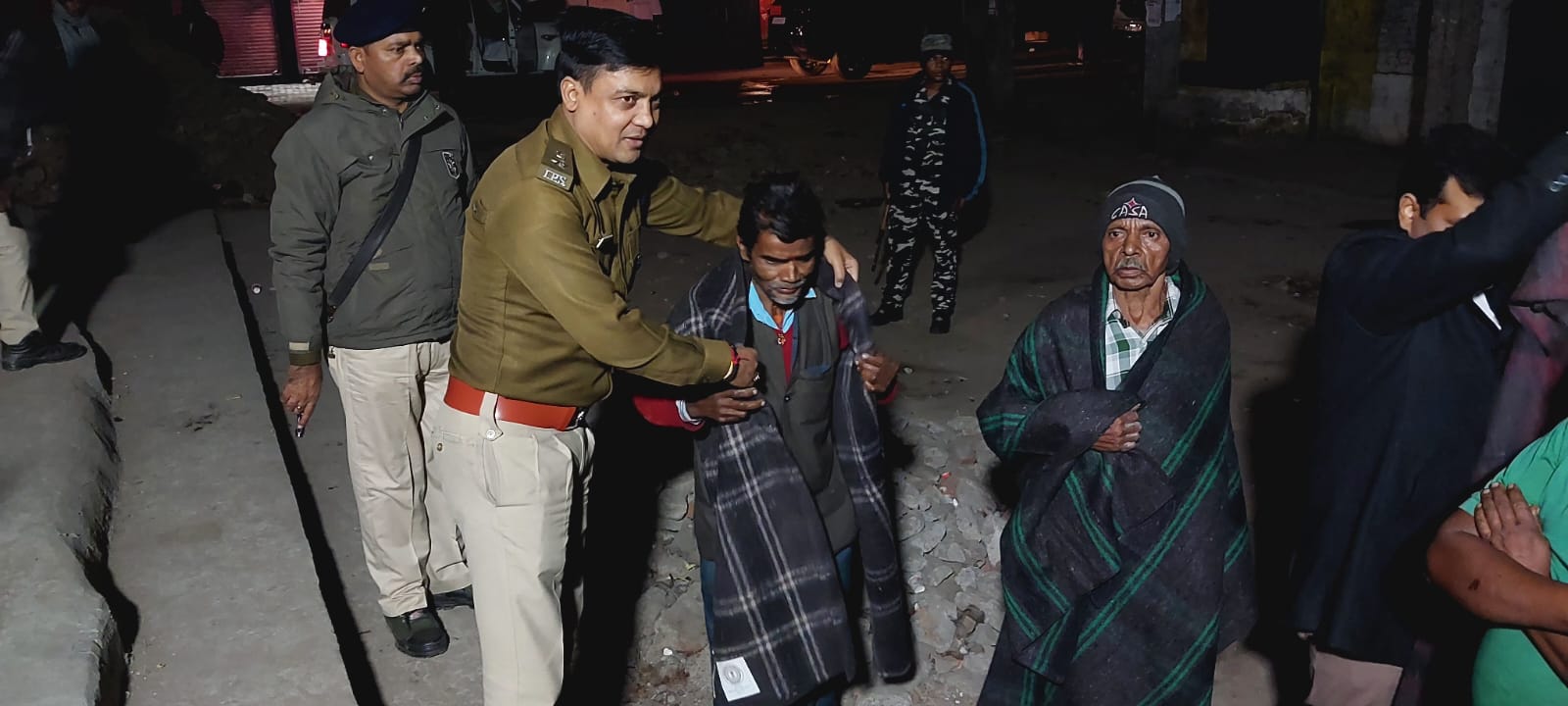 ठंड में कंपकंपाते लोगों के बीच पहुंचे डीसी, ओढ़ाया कंबल