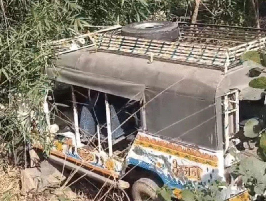 हजारीबाग में छात्रों से भरा सवारी वाहन पलटा, 12 छात्र जख्मी
