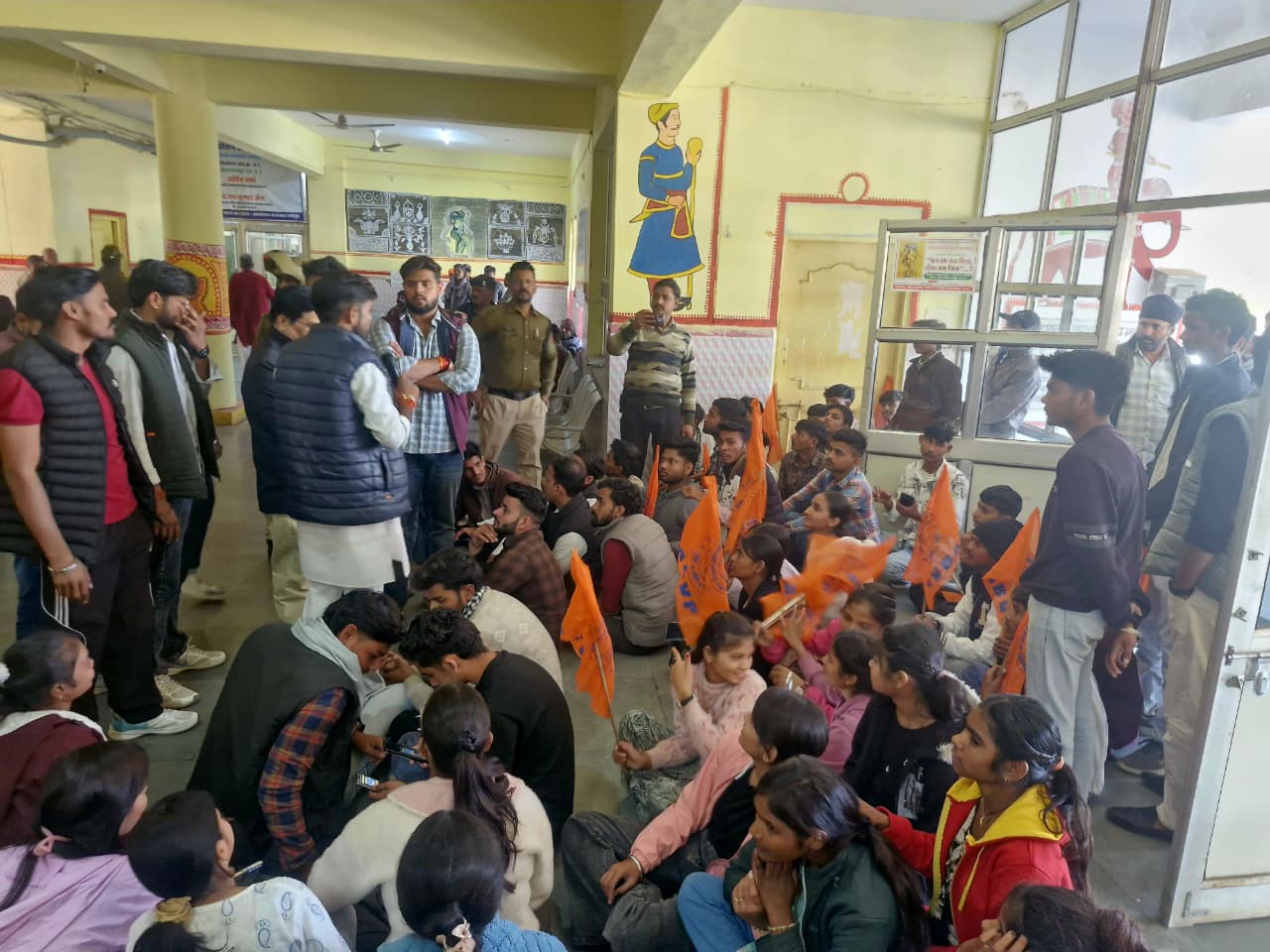 श्योपुर : शिक्षा के व्यापारीकरण के आरोपों के साथ एबीवीपी का कलेक्ट्रेट पर प्रदर्शन