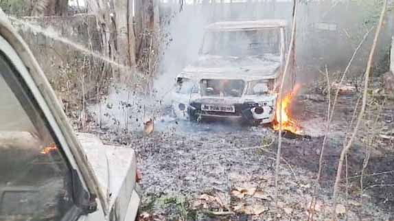 सरायकेला सरकारी आवास के पीछे बेकार खड़ी गाड़ी में अचानक लगी आग