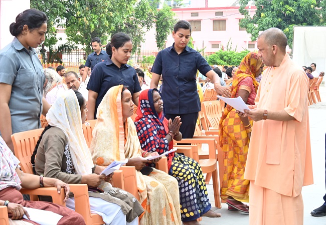 बिटिया का इलाज कराएंगे, आवास भी दिलाएंगे : सीएम योगी