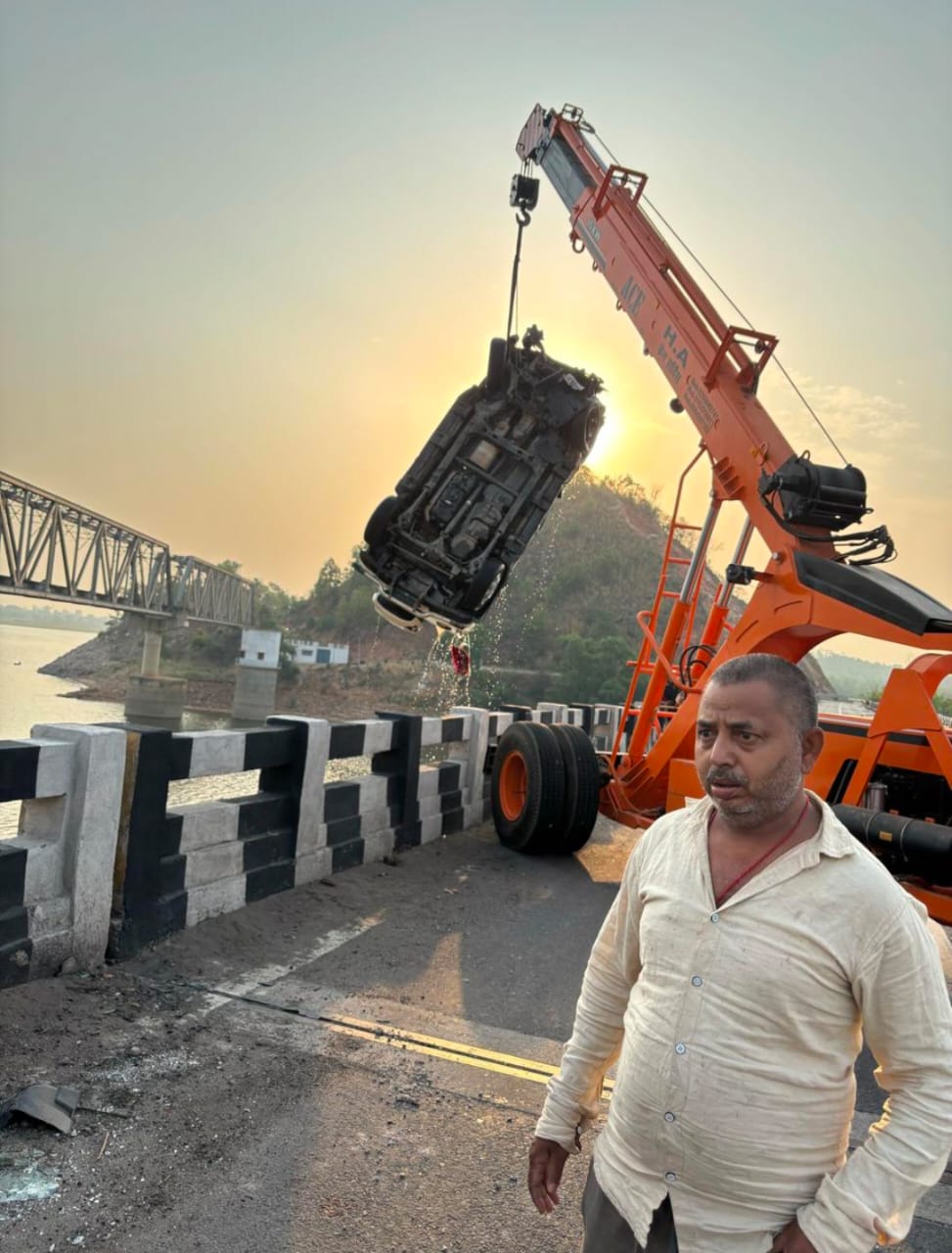 बोलेरो दुर्घटनाग्रस्त होकर पुल से नीचे गिरा, दो की मौत