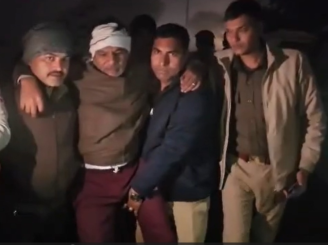 पुलिस मुठभेड़ में एटा का इनामी बदमाश गिरफ्तार, गोली लगने से घायल