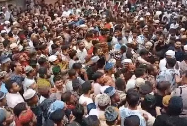 छतरपुर थाने पर भीड़ ने किया पथराव,  थाना प्रभारी समेत तीन घायल