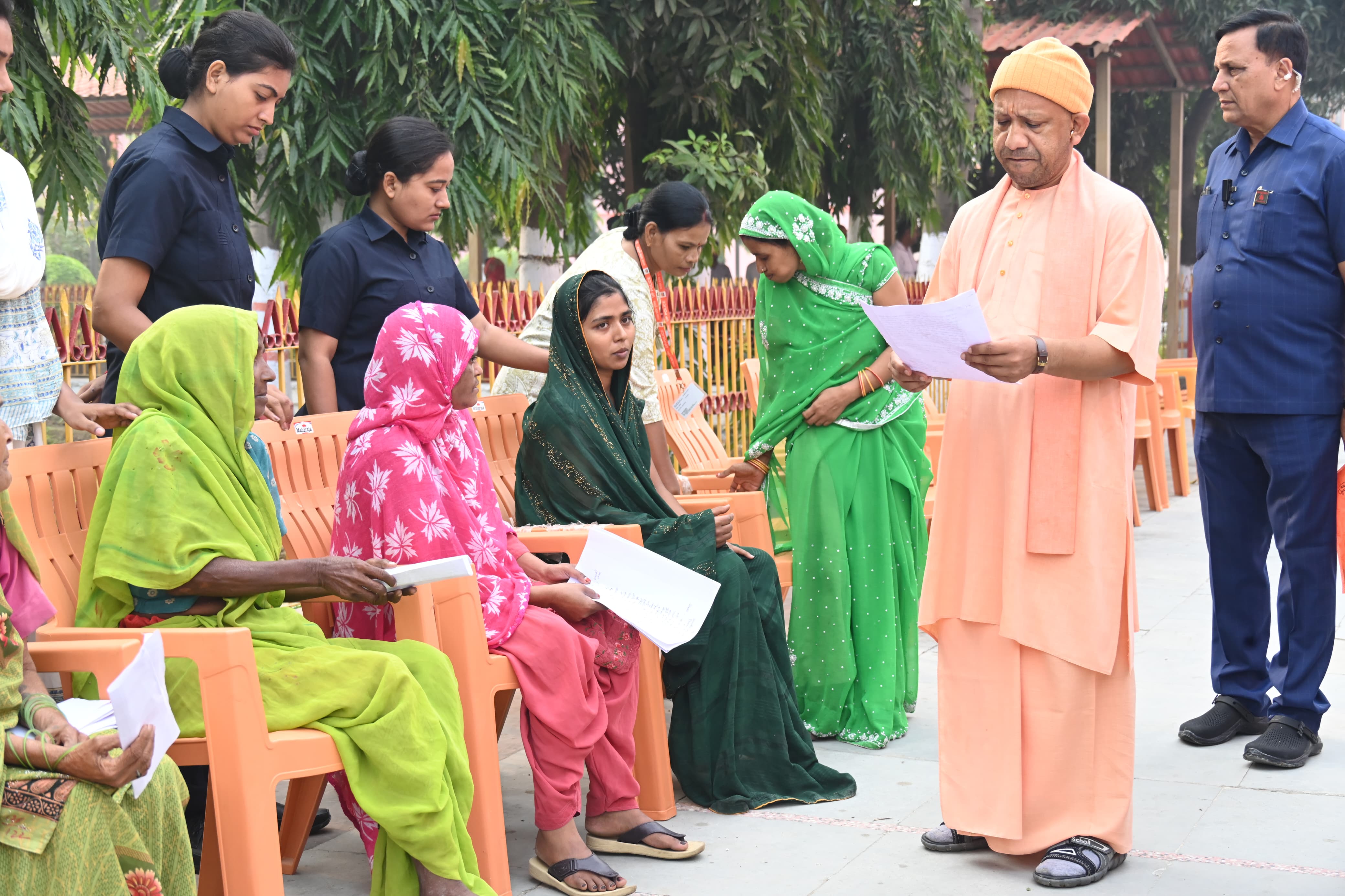 सबकी समस्या के समाधान को प्रतिबद्ध है सरकार : सीएम योगी