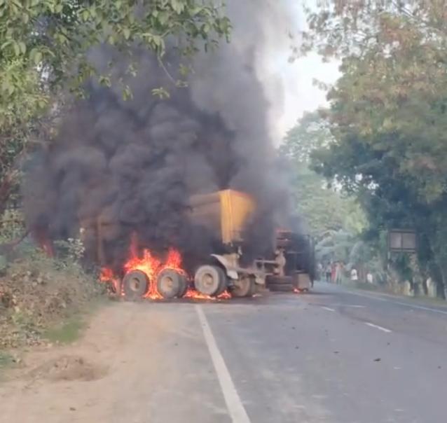 ट्रक और मिनी ट्रक की टक्कर के बीच टक्कर में लगी आग, चालक झुलसा