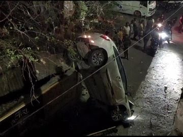 बांदा में पुल से नीचे गिरी कार,एयरबैग खुलने से बची लाेगाें की जान
