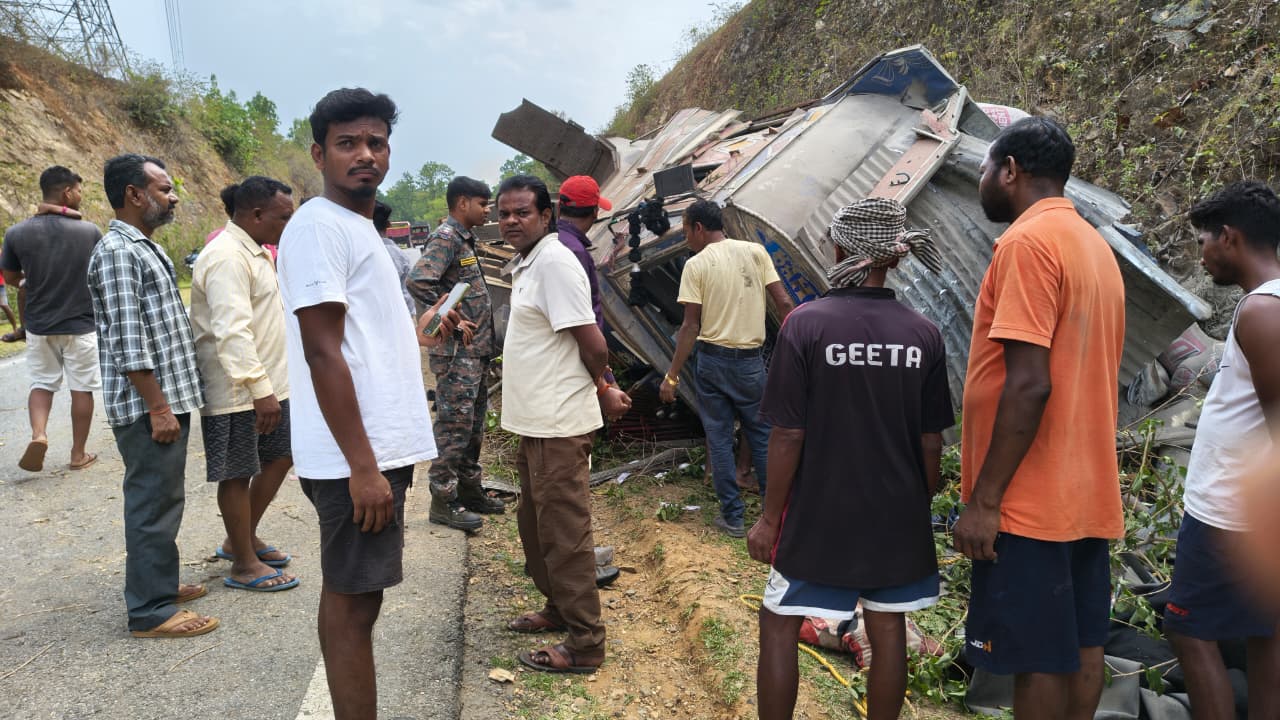 सरबो घाटी में ट्रक दुर्घटना, तीन घायल
