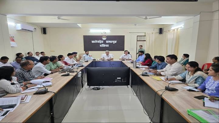 योजनाओं में तेजी लाने के लिए संभागीय आयुक्त ने दिए कड़े निर्देश