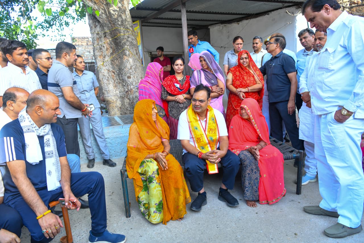 प्रतापगढ़ के बम्बोरी गांव में मुख्यमंत्री ने किया पैदल भ्रमण