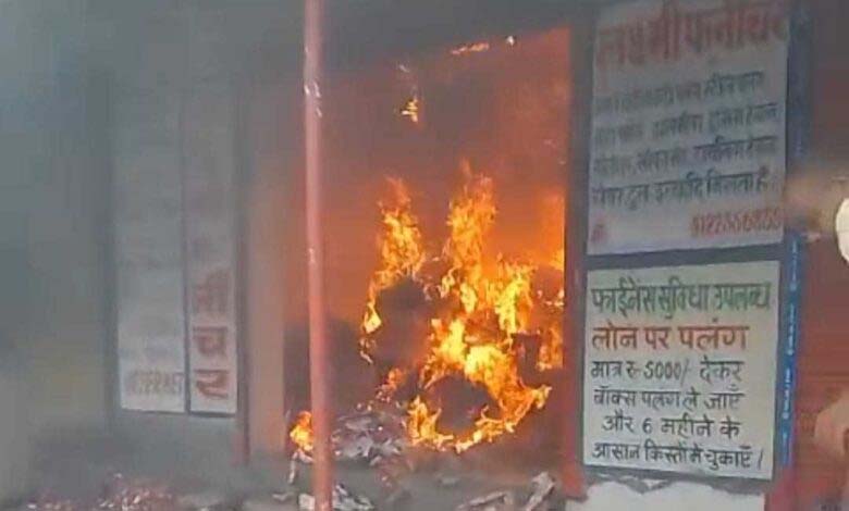 जमशेदपुर में कन्फेक्शनरी की दुकान में शॉर्ट सर्किट से लगी आग, लाखों का नुकसान