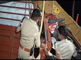 इंदौर में केले से भरी आयशर ट्रक से टकराई, ड्राइवर और क्लीनर की मौत
