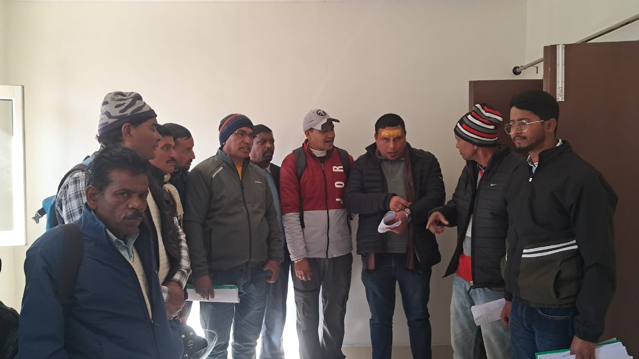 पौड़ी गढ़वाल: मनरेगा कार्यों में नेटवर्क समस्या पर ग्रामीणों ने जताई नाराजगी