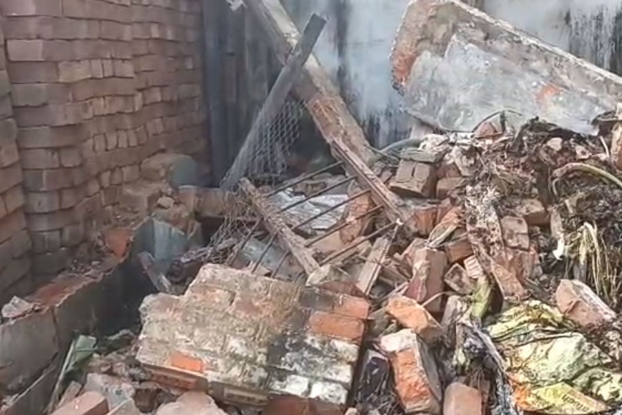 घोला में रातों-रात तोड़ा गया माकपा कार्यालय, इलाके में हड़कंप