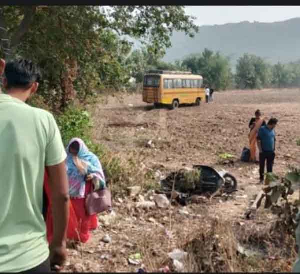 बस से स्कूटी की भिडंत, सात साल की मासूम बच्ची और युवती की मौत