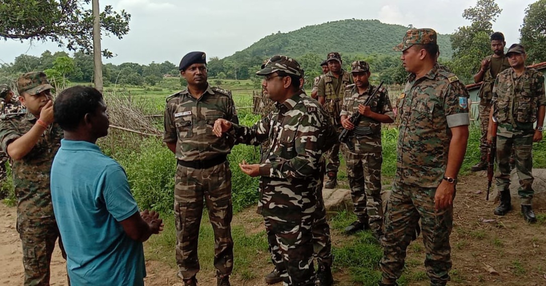 फरार इनामी नक्सली साहेब राम मांझी के घर पहुंचे एसपी