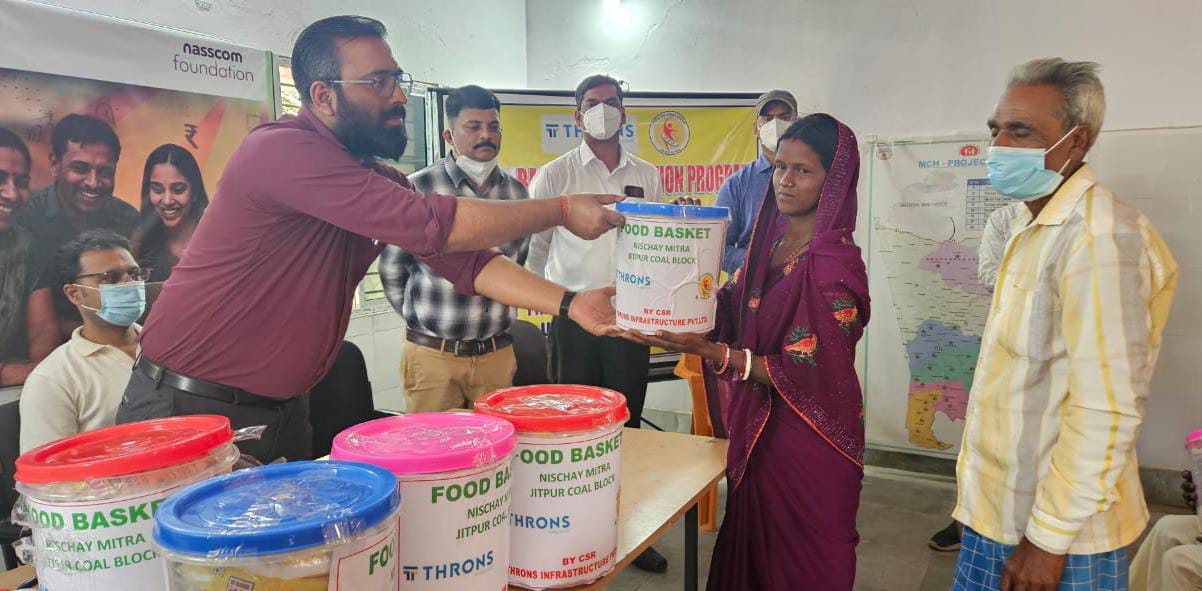 गोड्डा के सुंदरपहाड़ी में टीबी रोगियों के बीच खाद्य सामग्री का वितरण