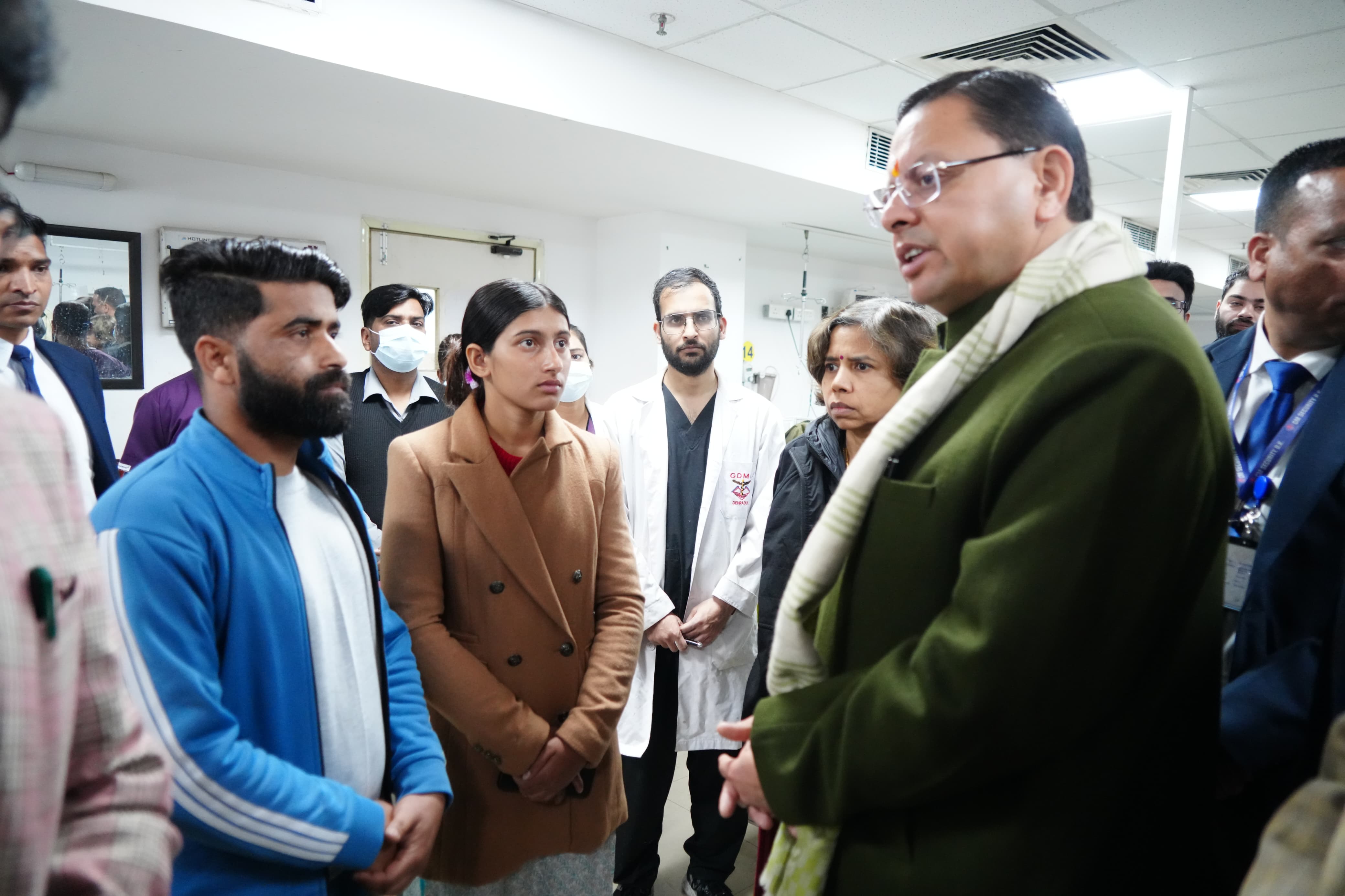 क्वानू–मीनस बस दुर्घटना के घायलों का हाल जानने दून अस्पताल पहुंचे मुख्यमंत्री