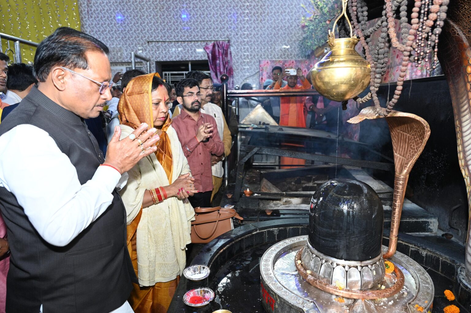 मुख्यमंत्री साय ने सपत्नीक श्री श्री 108 श्री सत्यनारायण बाबा धाम में की पूजा-अर्चना