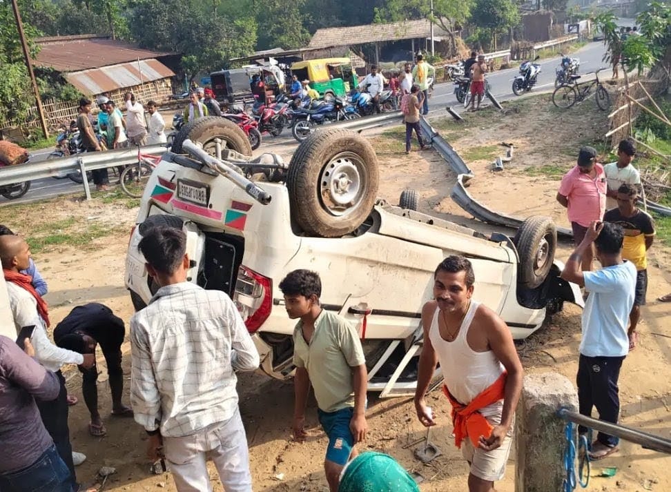 पटएनएच-131 पर अनियंत्रित बोलेरो घर में घुसी, पांच लोग घायलना में पुलिस और अपराधी के बीच मुठभेड़, एक आरोपी घायल