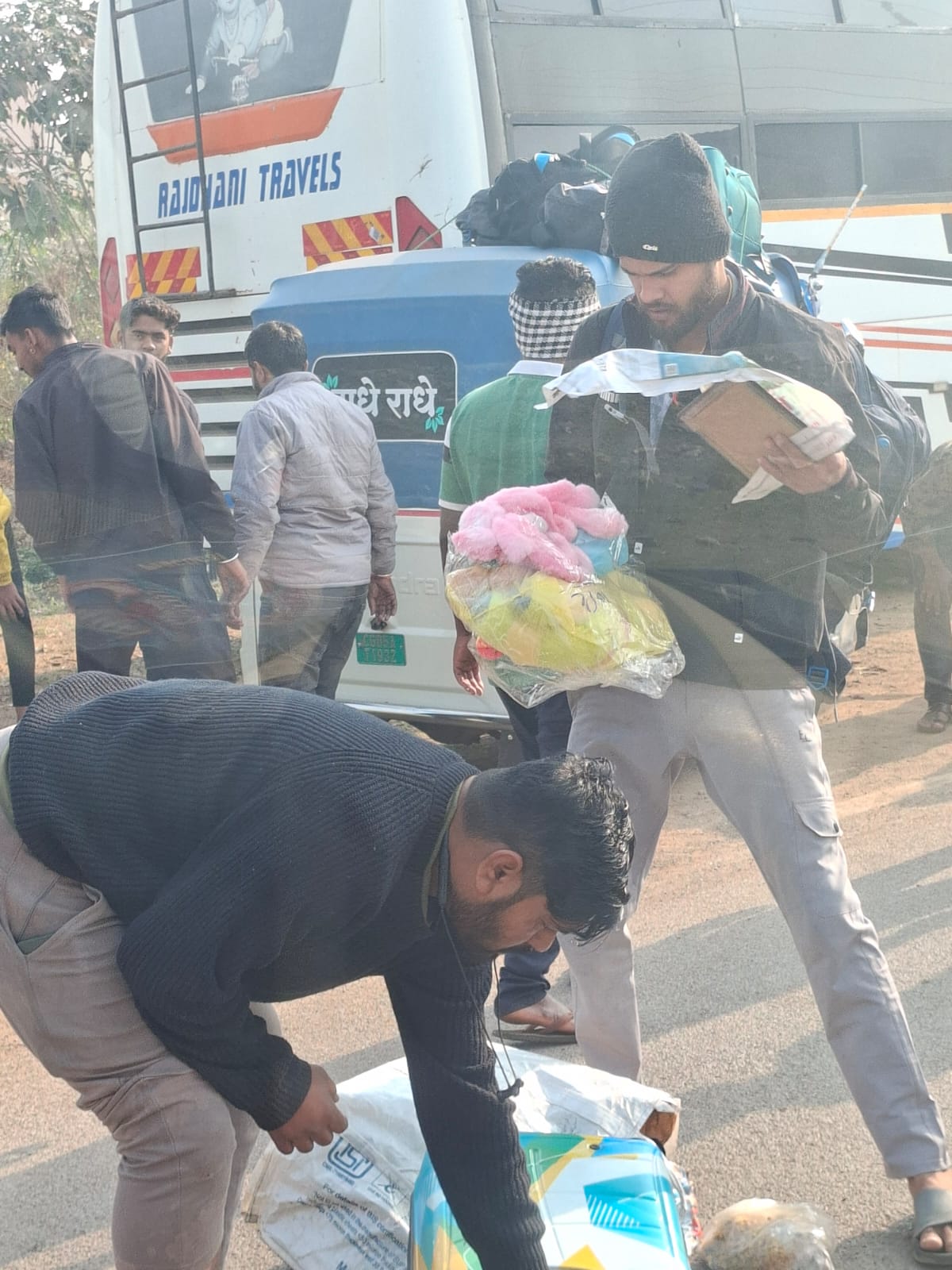 अनियंत्रित ई-रिक्शा पलटी, खड़ी बस से टकराई