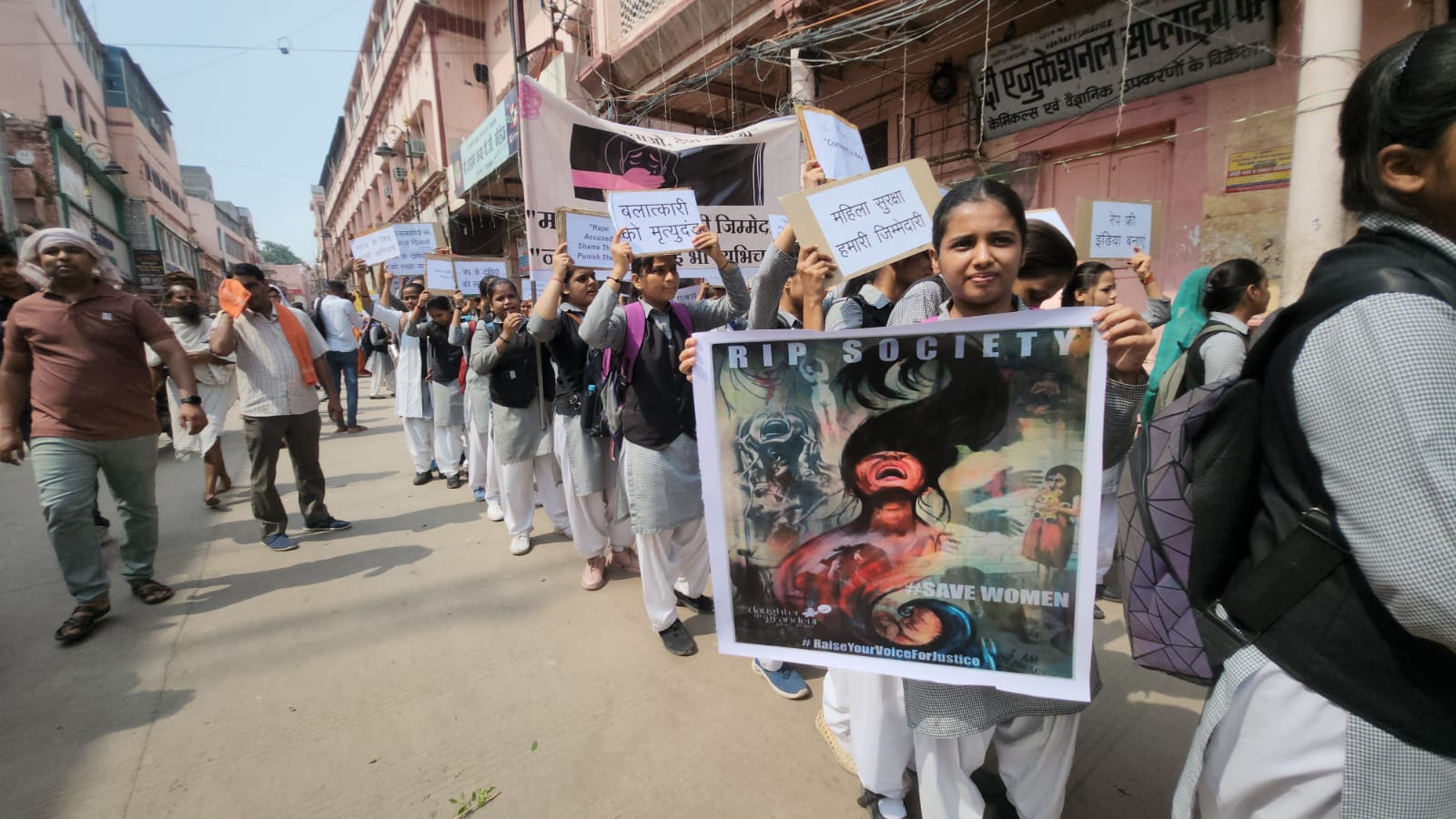 कोलकाता रेप-मर्डर केस के विरोध में छात्राएं सड़क उतरी, प्रदर्शन कर जताया आक्राेश