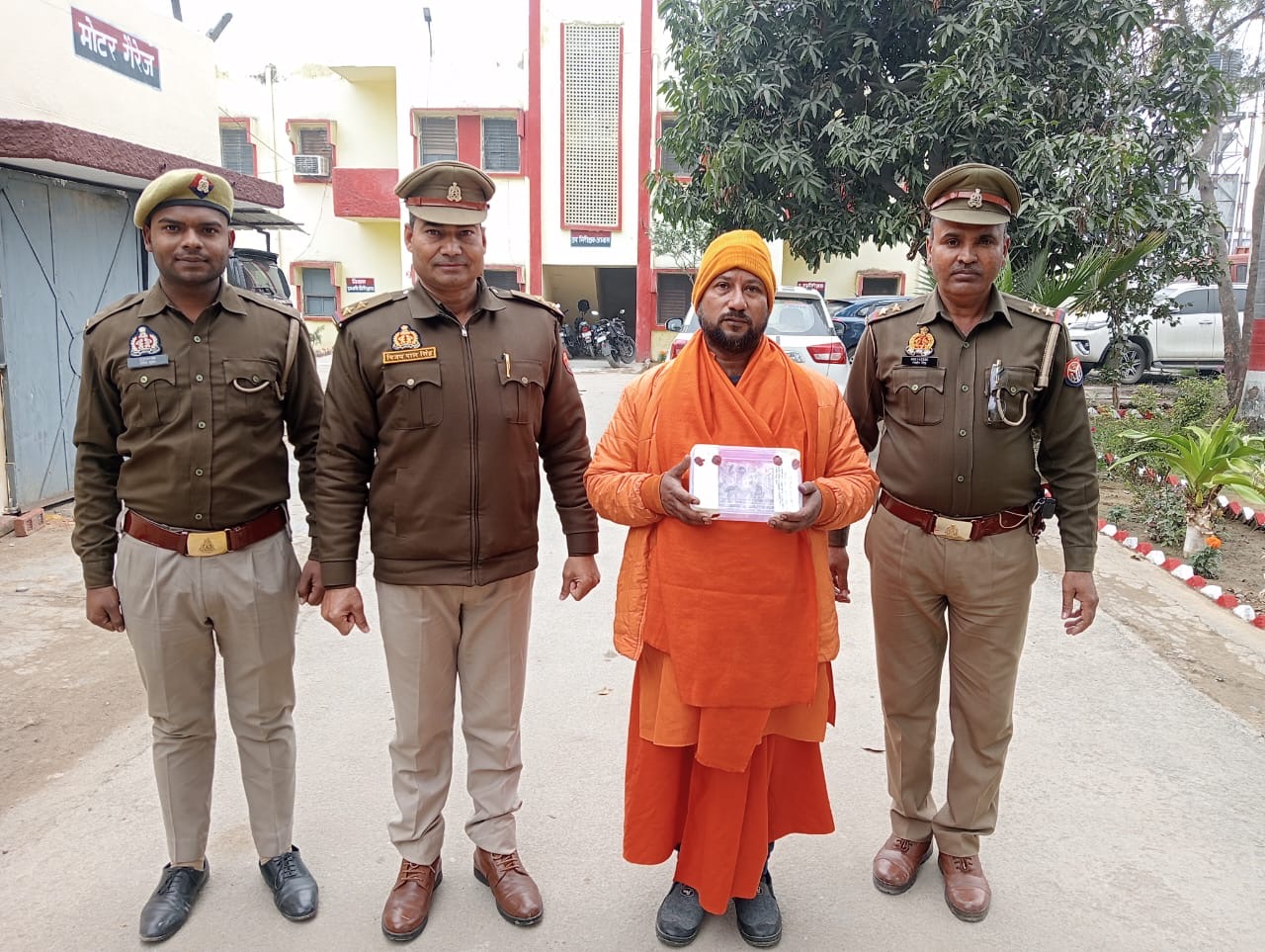 धोखाधड़ी करने वाला ठग बाबा  गिरफ्तार, 7 लाख रुपये के सोने के जेवरात बरामद