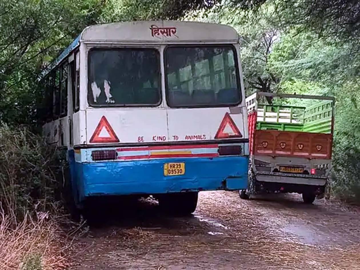 हिसार : गीली पराली पर फिसलकर कीकर से जा टकराई बस, कोई हताहत नहीं