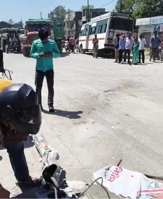 हल्द्वानी में इंटरसिटी बस डंपर से बचने के चक्कर में डिवाइडर से टकराई बाल-बाल बचे यात्री