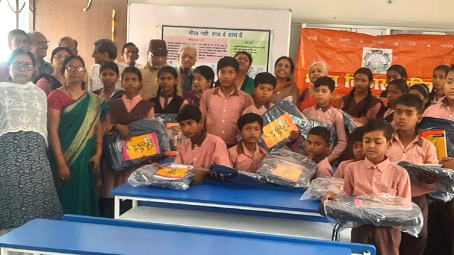 भाविप : प्रयाग शाखा ने बच्चों को वितरित की सामग्री